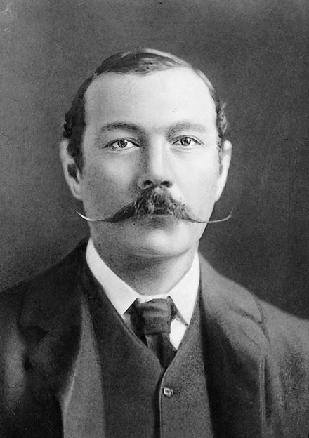 Foto de Arthur Conan Doyle (1859-1930), autor del relato de Sherlock Holmes ‘La liga de los pelirrojos’ (1891).