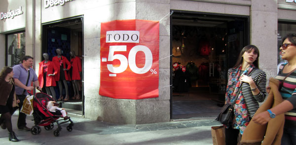 Foto de una tienda Desigual al comienzo de la primavera con un gran cartel que reza, en grande: “TODO ―50%”, y en diminuto “*colección invierno”.
