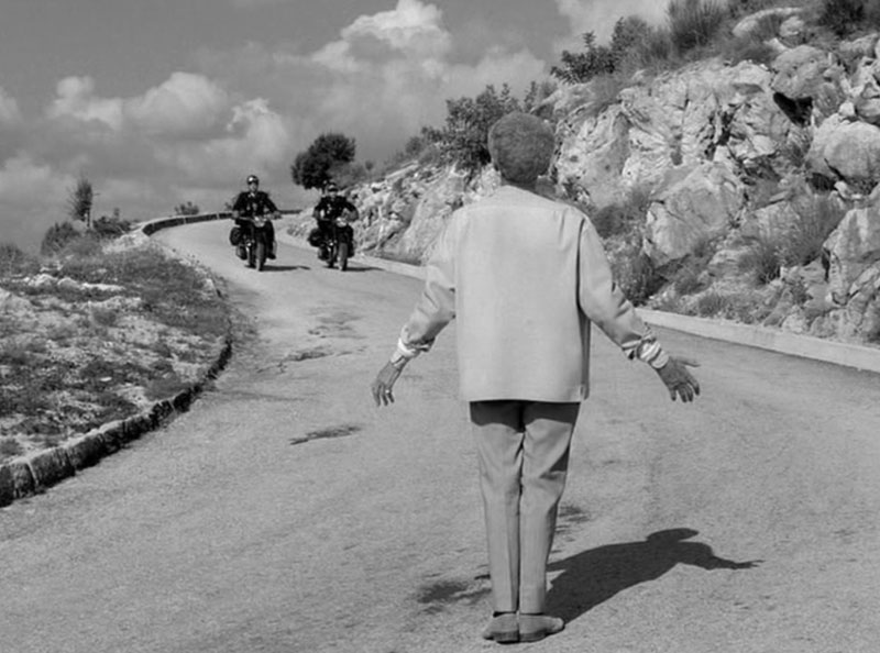 Fotograma de 'El testamento de Orfeo'. Dos policías en moto se acercan a Cocteau.