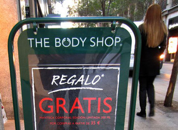 Foto de cartel que reza, en grande: "Regalo* gratis"; y en diminuto: "*Consultar términos y condiciones en el interior".