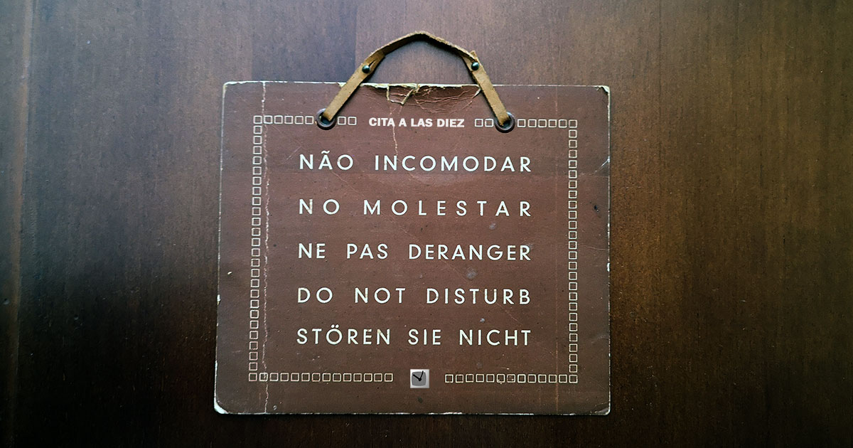 Cartel de “No molestar” en la habitación de un hotel.